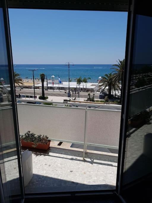 Casa Al Mare - Lido Apartment Terracina Bagian luar foto